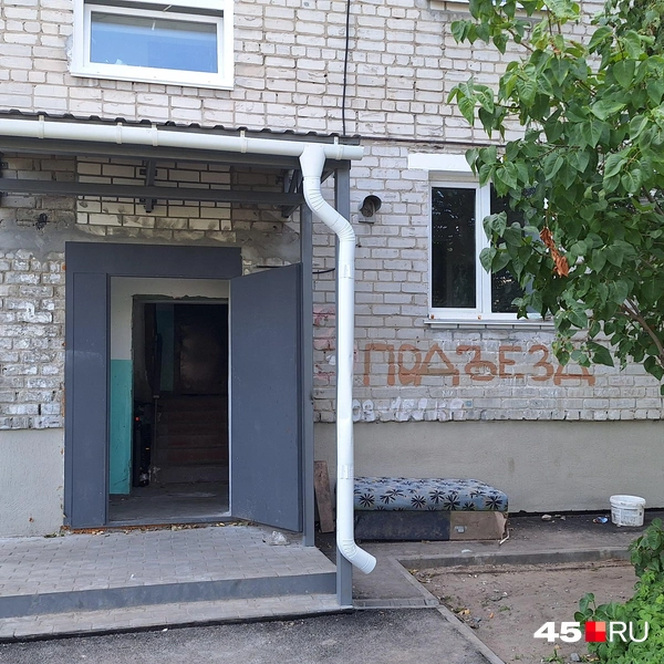 По новой отмостке жильцы перемещаются во время дождя | Источник: Александр Лисихин / 45.RU