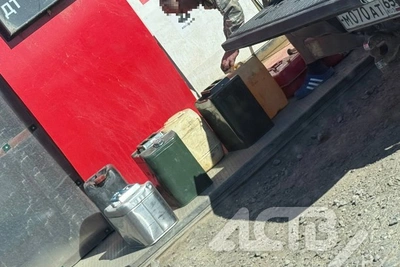 В Томаринском районе водители запасаются бензином в канистрах