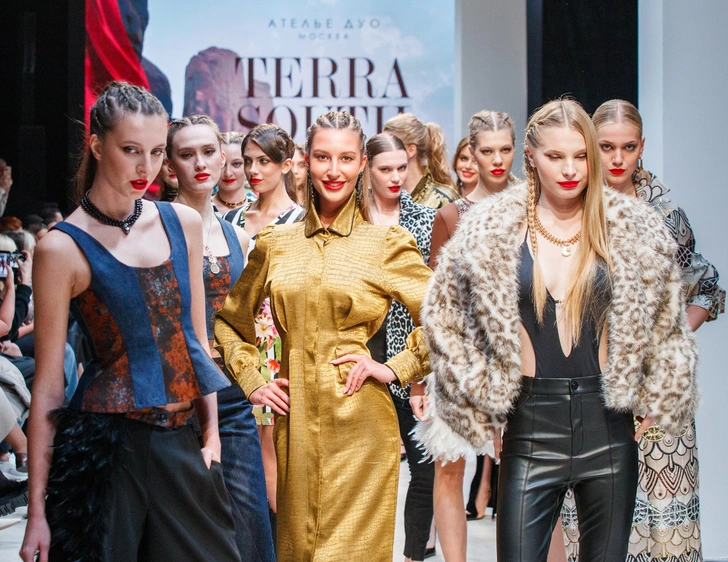Московский бренд Atelier Duo представил коллекцию Terra South как оду культуре жаркого юга. Отправляясь в короткий отпуск, она показывает, как классические силуэты сочетаются с выдержанной палитрой, объемными праздничными моделями, анималистичным принтом и денимом. Цветовая гамма коллекции отсылает к природным мотивам, а кружево и прозрачные ткани подчеркивают чувственность, а перья становятся символом свободы и внутренней силы | Источник: Strajin Igor / пресс-служба