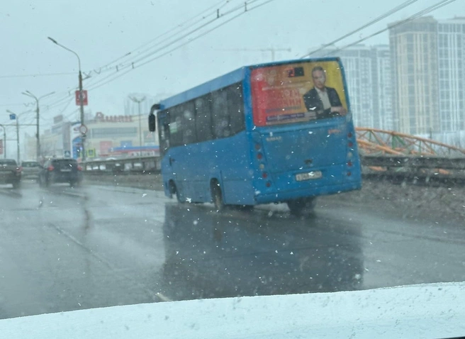 В Рязани засняли едущую на трех колесах маршрутку | ya62.ru