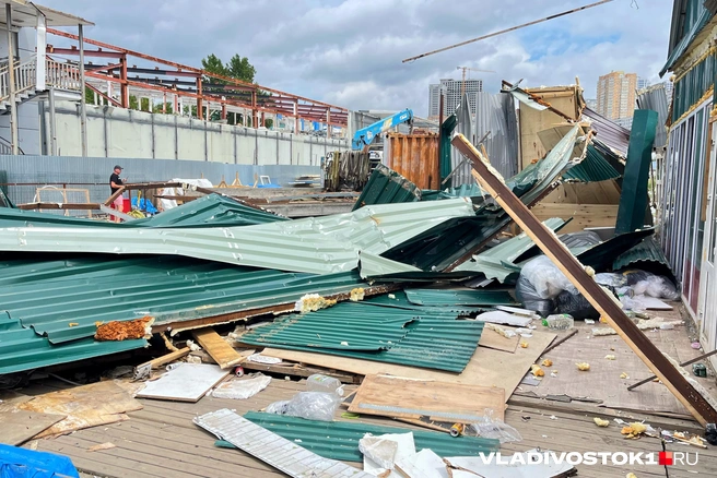 Оказалась снесена часть павильонов у торгового центра «Кристалл» | Источник: Елена Буйвол / VLADIVOSTOK1.RU
