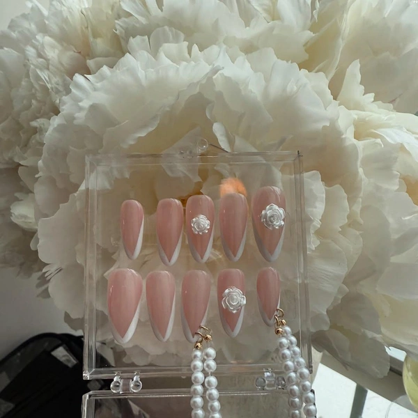 Дженни из BLACKPINK | Источник: nailsbyzola