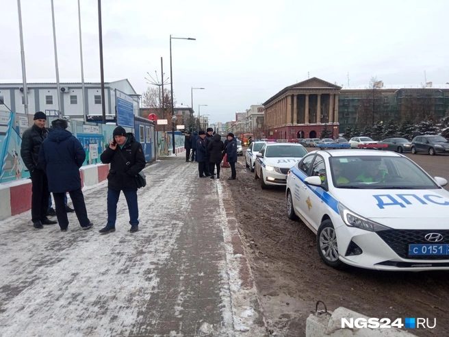 На площадку приехало не меньше пяти машин ДПС | Источник: Александр Ибрагимов / NGS24.RU