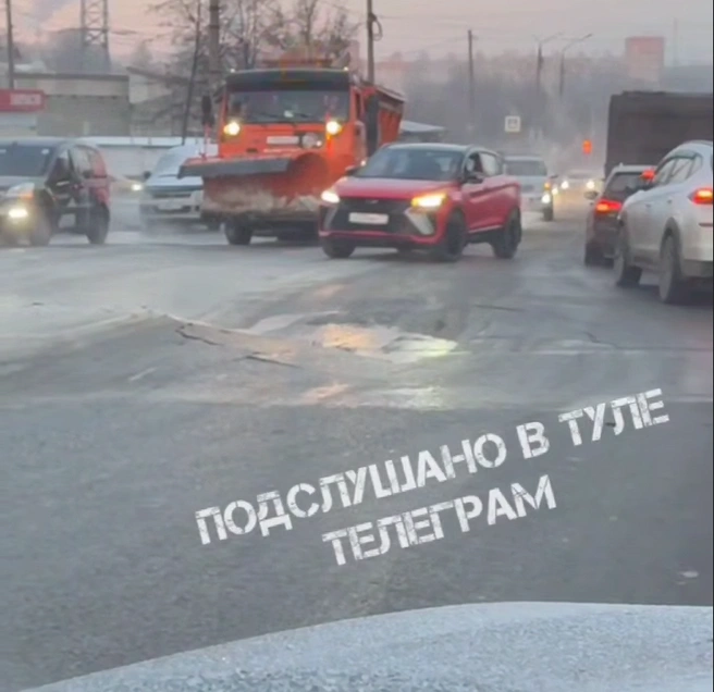 Частично провалился асфальт | Источник: «Подслушано в Туле» / Telegram