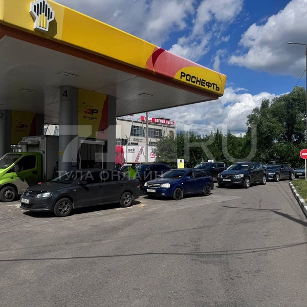 «Роснефть» на Калужском шоссе в районе 15:00 | Источник: Александр Горбанев / 71.ru 