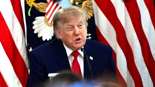 Трамп переключил внимание на трёх генералов, назвав их «красивыми, крупными, сильными парнями». | Источник: MEGA