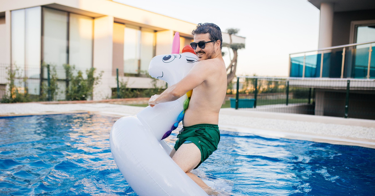 русские туристы в турции. мужчина в ресторане. турция размещающих одиноких мужчин. турция размещающих одиноких мужчин. Sailors beach club 5 кемер.