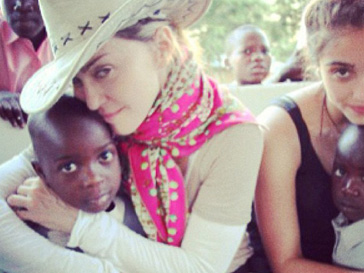 Мадонна (Madonna) с дочкой Лурдес и детьми-сиротами 
