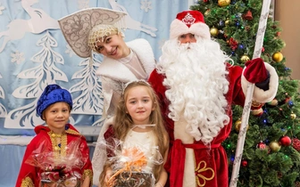 Лучше выдать папе мешок и нацепить ватную бороду? Сколько стоит заказать Деда Мороза на Новый 2026 год