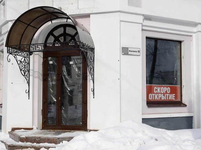 Есть и исключения — например, этот магазин на улице Максимова готовится к открытию. | Источник: Артем Бауман / 76.RU