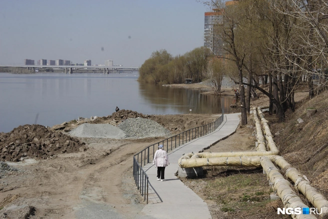 Дорожка вдоль берега частично выложена бетонными плитами | Источник: Стас Соколов / NGS.RU