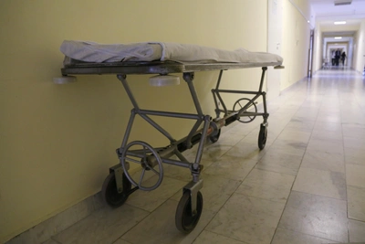 Пациент погиб после падения из окна больницы в Асбесте