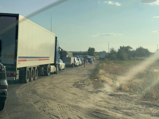 Автомобили стоят в очереди за бензином по низкой цене | Источник: читатели V1.RU