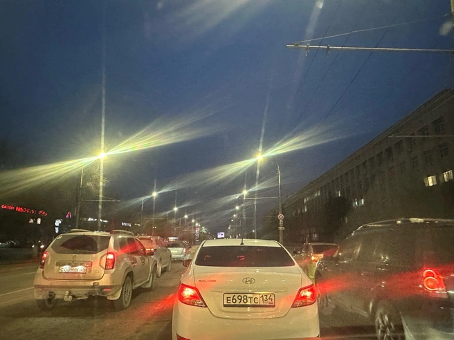 Пробка образовалась на Первой продольной магистрали в час пик. | Источник: читатели V1.RU