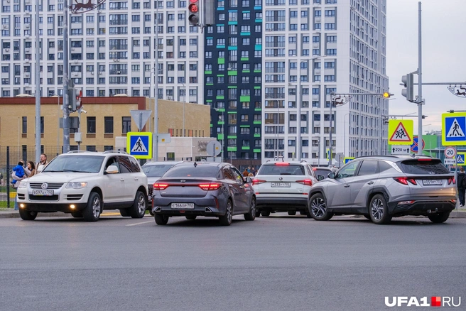 Потому что узко, а ребенка надо высадить, или посадить в авто | Источник: Булат Салихов / UFA1.RU