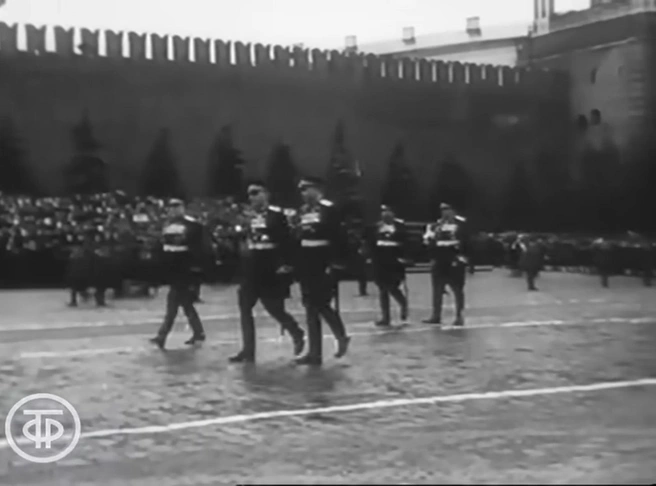По Красной площади идет командование армии | Источник: кадр из документального фильма «Парад Победы» (12+), реж.: В. Беляев, И. Вежнер, И. Посельский, 1945 г.