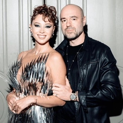 Глубокое декольте и уверенный взгляд: Полина Диброва впервые вышла в свет с Романом Товстиком