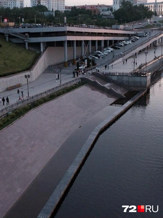 Такая в городе река. Уровень воды, несмотря на июль, растет  | Источник: Ирина Шарова / 72.RU