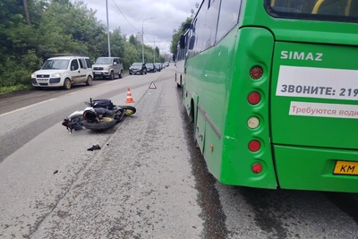 В Екатеринбурге мотоциклист столкнулся с автобусом и отлетел в авто