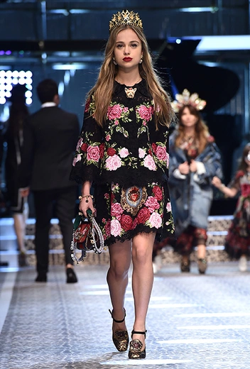 ... на подиуме Dolce & Gabbana Fall/Winter 2017/18