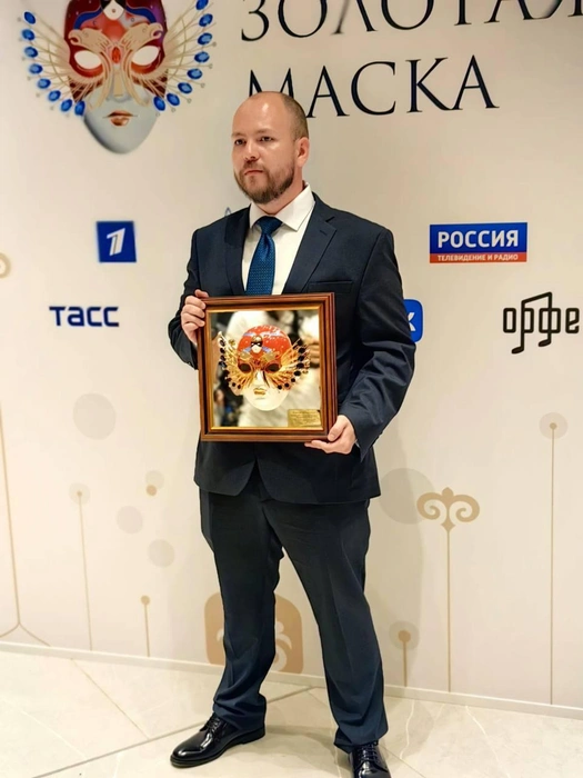 Иван Шандровский с премией | Источник: Айсен Николаев, глава Республики Саха (Якутия) / официальный канал