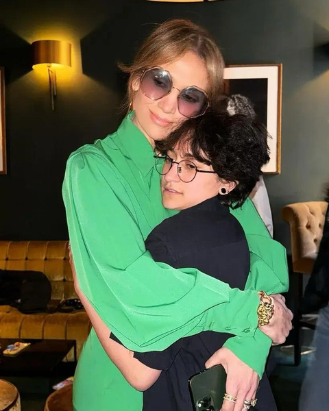 54-летняя Дженнифер Лопес и ее 16-летняя дочь Эмми на показе нового шоу в Нью-Йорке