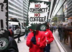 Сотрудники Starbucks бастуют: в чем причина