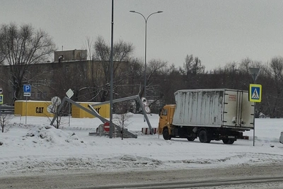 Drivers in Chelyabinsk use sidewalk to bypass broken barrier