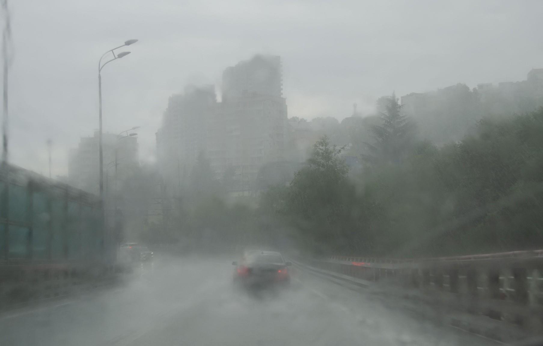 В Сочи — дождь, в горах — снег: показываем обстановку в городе 