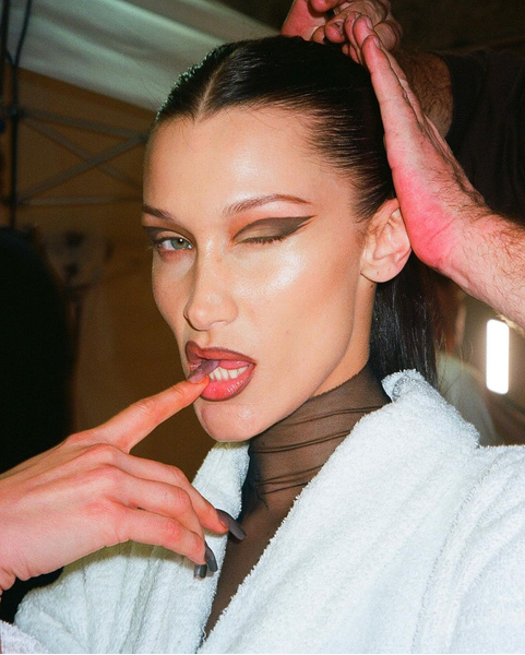 Длинные стрелки и губы с темным контуром: Белла Хадид показала необычный макияж в стиле 90-х