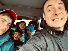 40-летний Евгений Цыганов выложил редкое фото с детьми от первого брака