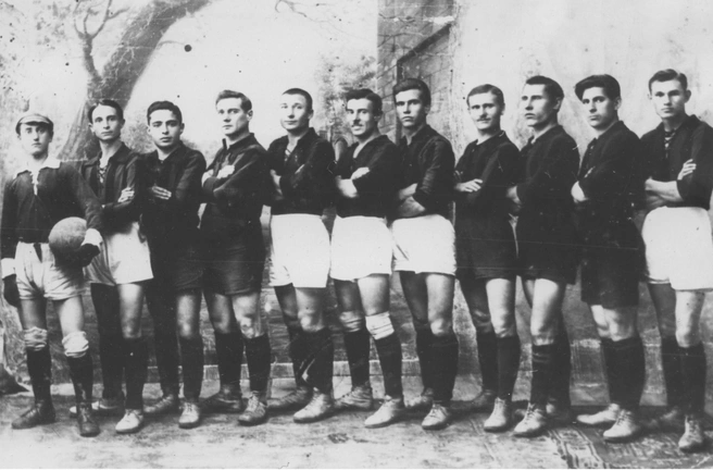 Футбольная команда завода имени Масленникова. 1925 год | Источник: из фотофондов Самарского областного госархива социально-политической истории и Центрального областного госархива