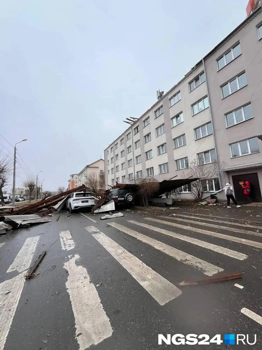 Шифер сдуло в ВУЗовском переулке  | Источник: Читатель NGS24.RU