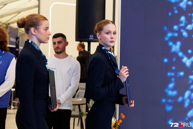 В службе сервиса форума TNF — исключительно красавицы-модели. Они потрясающие! Согласны? | Источник: Ирина Шарова / 72.RU
