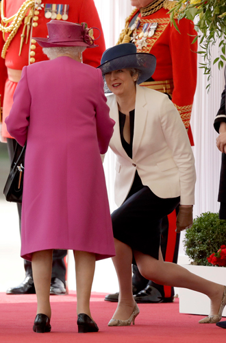 Фото №36 - Искусство реверанса: как современные принцессы и королевы приветствуют друг друга
