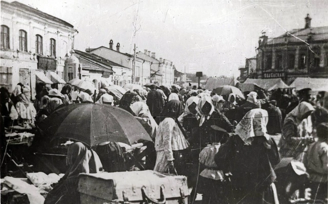 И это тоже Хлебная площадь в 1910 году, когда там работал «Толкучий рынок». На современной площади Ленина такое трудно представить | Источник: Собрание И. Н. Гаврилова