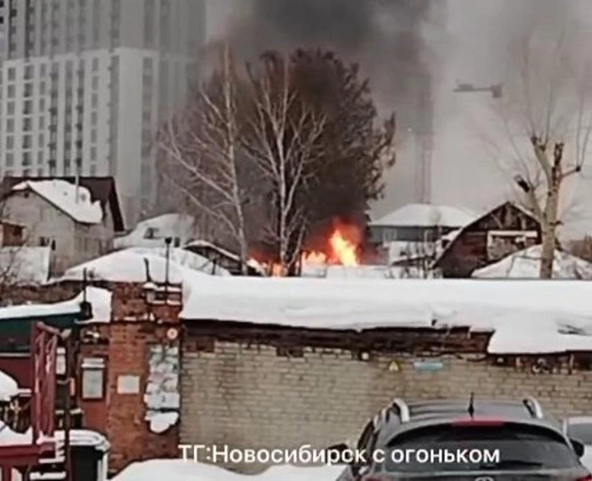Огонь поднялся высоко над крышами | Источник: «Новосибирск с огоньком» / Telegram