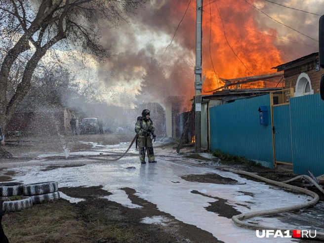На месте работают пожарные | Источник: Булат Салихов / UFA1.RU