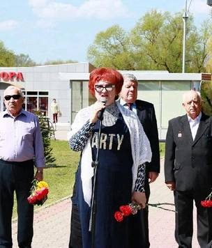 Российская чиновница пришла на траурное мероприятие в платье с надписью «Party»