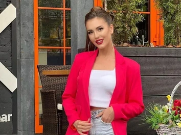 Сестра Бузовой обставила квартиру за границей, Бородина позирует в купальнике в Турции. Соцсети звезд