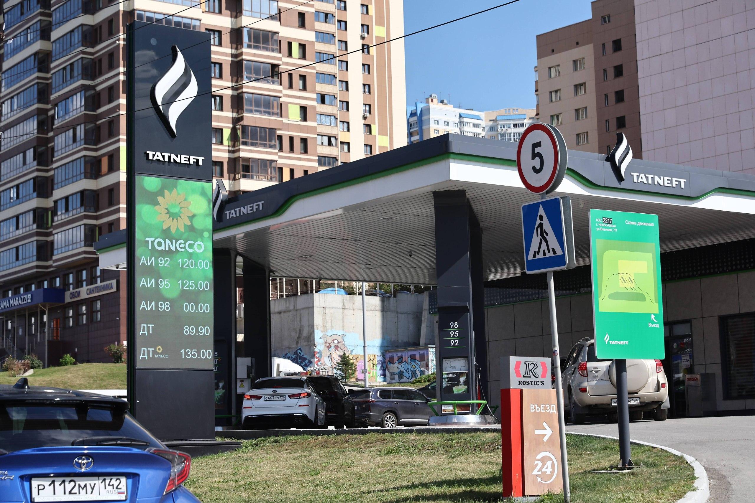 <p>На «Татнефти» бензин есть, но цены тут повыше, чем у «Газпромнефти»</p>