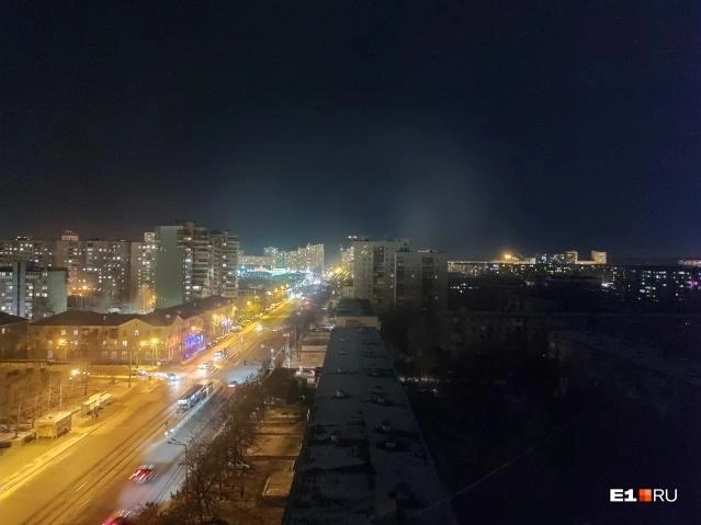 На этом фото хорошо видно, как половина района осталась без света | Источник: читатель E1.RU