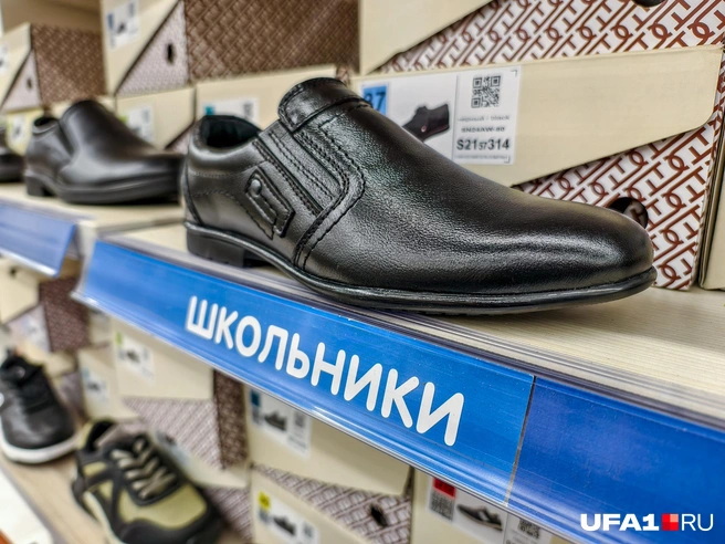 Цена туфель для школы начинается от 2 тысяч | Источник: Булат Салихов / UFA1.RU