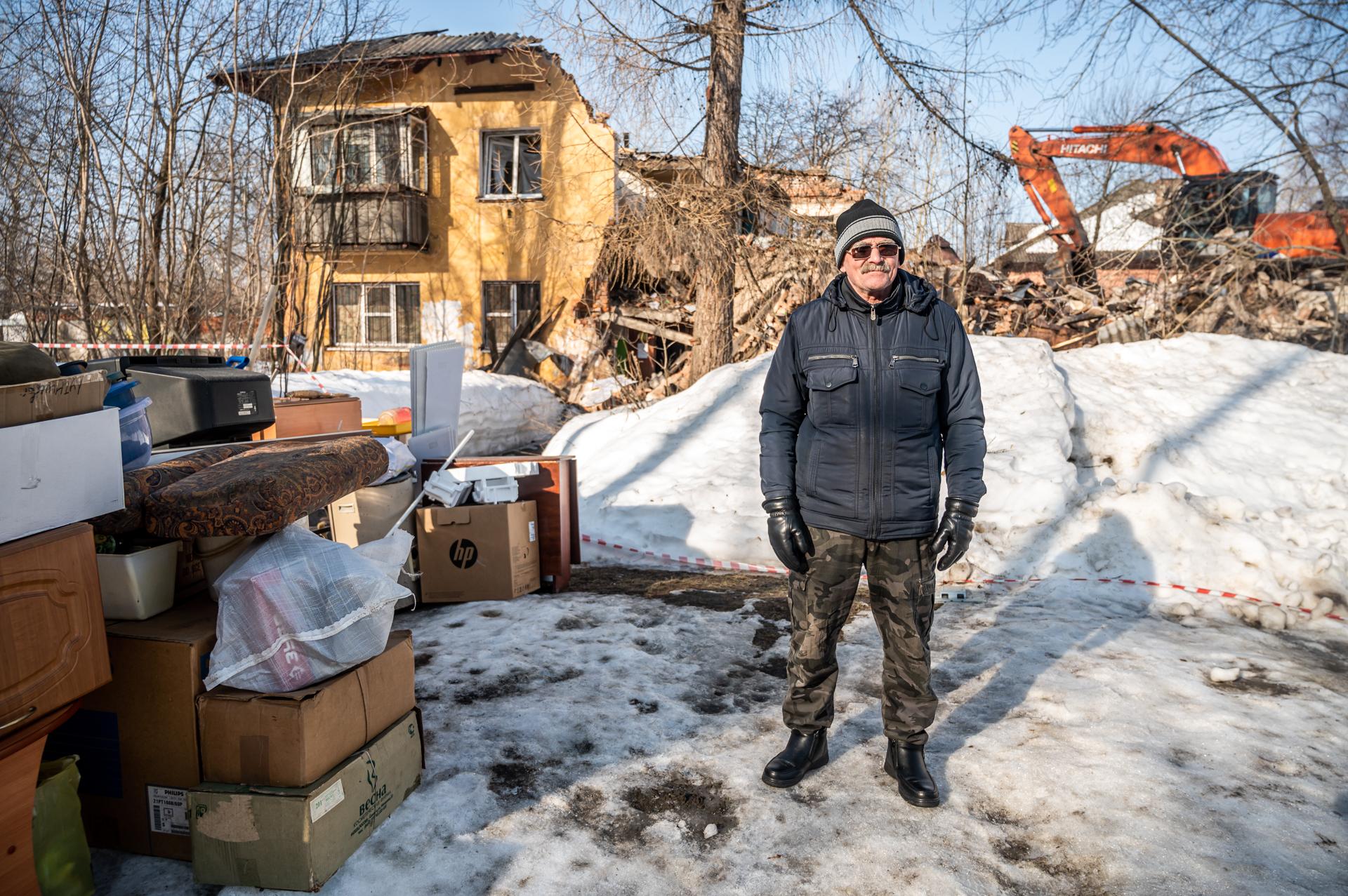 Буду здесь до конца: 68-летнего пермяка выселили из аварийного дома и начали снос  пенсионер живет с вещами у руин