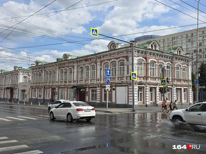 Нет года постройки в электронных документах и у этого здания правительства Саратовской области | Источник: Семен Коротов-Майбах / 164.RU