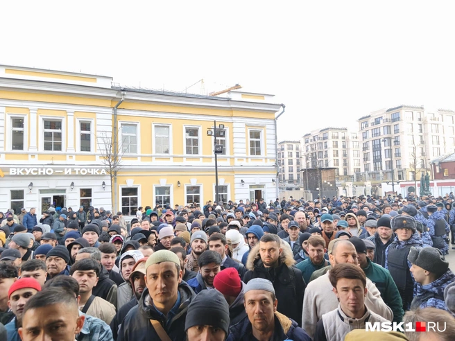 После молитвы все поехали по своим делам | Источник: Михаил Мечев / MSK1.RU