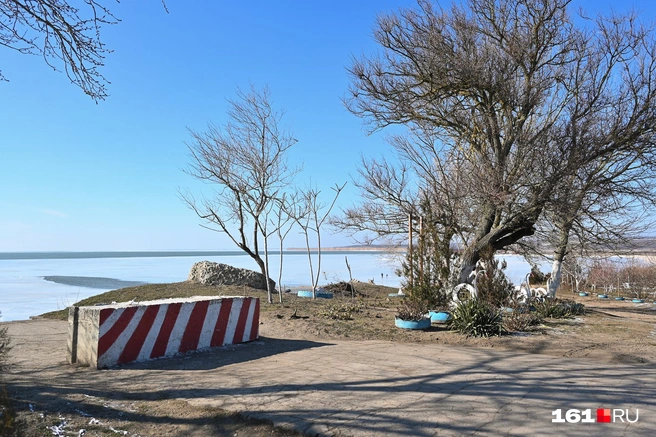 Каждая улица в Весело-Вознесенке, идущая на север, кончается обрывом — дорогу перекрывают бетонные блоки | Источник: Анатолий Карбинов / 161.RU