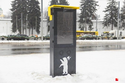 Необычный экран на остановке в центре Ярославля