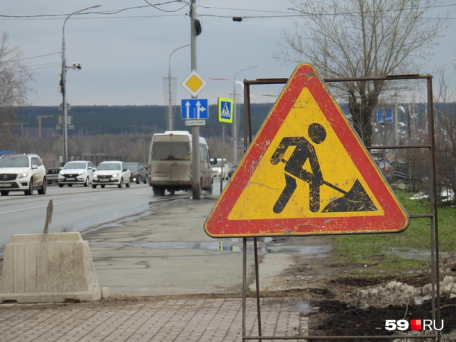 Предупреждающие знаки уже начали расставлять на подъездах к мосту | Источник: Кирилл Хафизов / 59.RU
