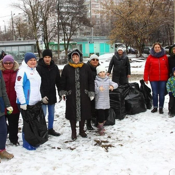 Даже бывший мэр Рязани присоединилась к этому субботнику | Источник: Светлана Коновалова / Vk.com